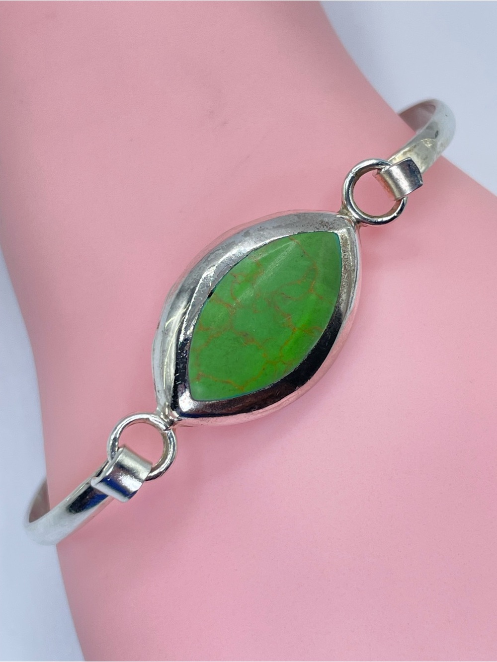 Vintage Taxco Mexico Green Howlite Silver Tone Teardrop Bangle Bracelet Boho
